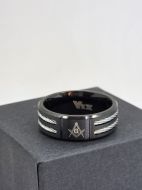 Bague noire gravée ( équerre compas ) 