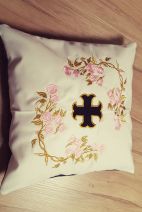 Coussin brodé: rosiers+ croix 