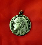 Médaille tête d'Isis en métal 