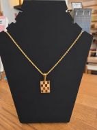 Pendentif damier doré avec chaine