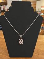 Pendentif damier argenté avec chaine