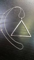 Pendentif triangle creux oversized 