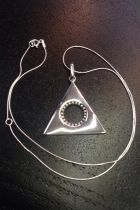 Pendentif triangle creux cercle et détaillé (+ chaîne) 