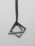 Collier noir triangle et carré 